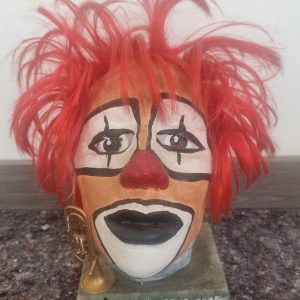 Autorretrato de la autora Agustina Ortega, 16x30cm, escayola