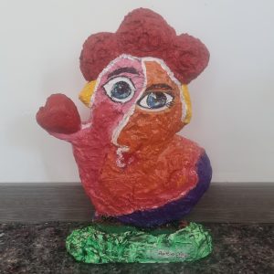 Gallina con corazón 2 40x28cm , material pasta de cemento, pintada a mano
