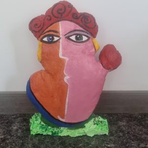 Gallina con corazón 40x28cm , material pasta de cemento, pintada a mano