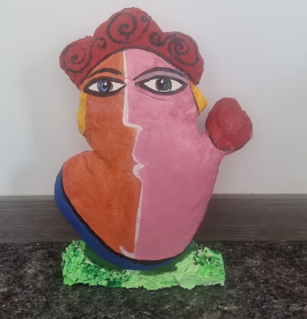 Gallina con corazón 40x28cm , material pasta de cemento, pintada a mano